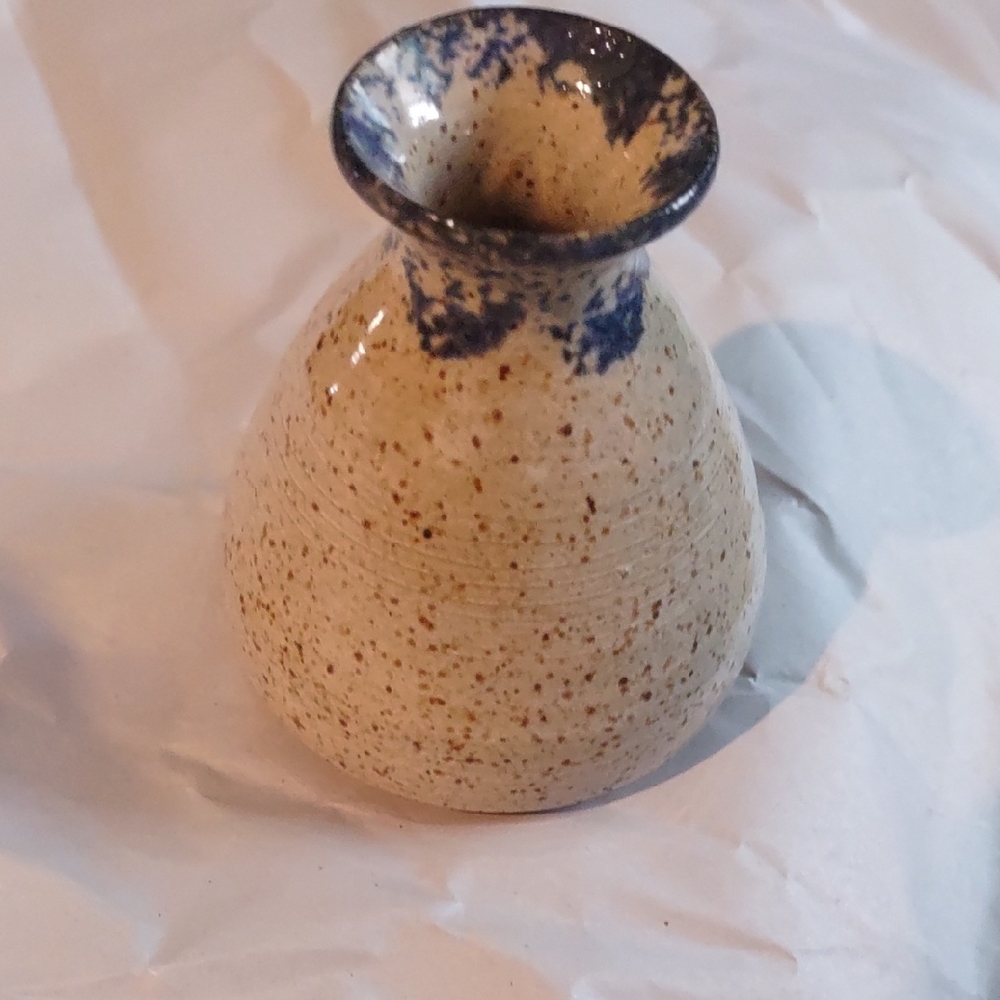 Vintage Speckled Vase with Blue Heart Design - Picture 5 of 5